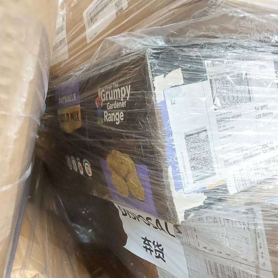 PALLET OF ASSORTED ITEMS INCLUDING: SILVER CREST BLENDER, FAT BALLS, PLASTIC CONTAINERS ECT