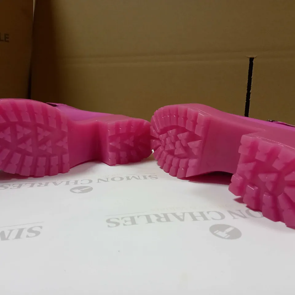 KOI VIBRANT HOT PINK PLATFORM VEGAN SHOES - SIZE 7