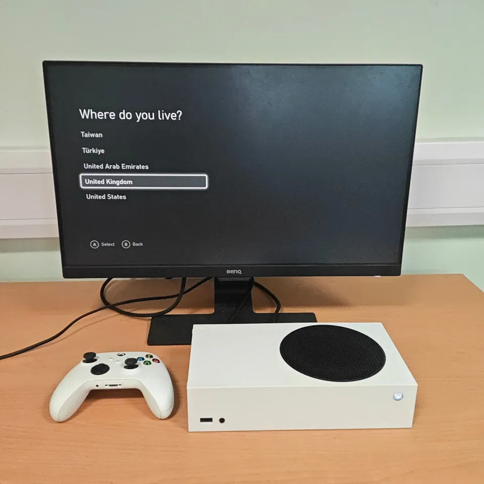 BOXED XBOX SERIES S 512GB DISC FREE EDITION WITH CONTROLLER 