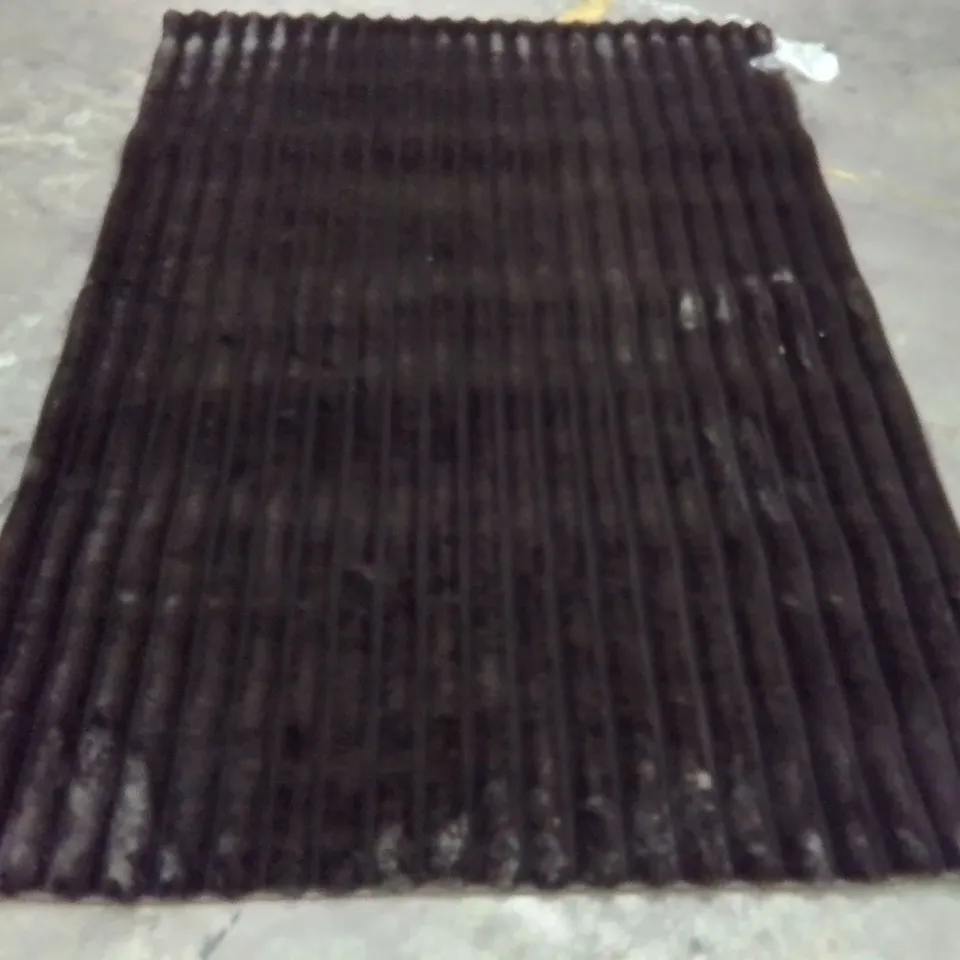 QUALITY DESIGNER AREA RUG - APPROXIMATELY 230X170CM