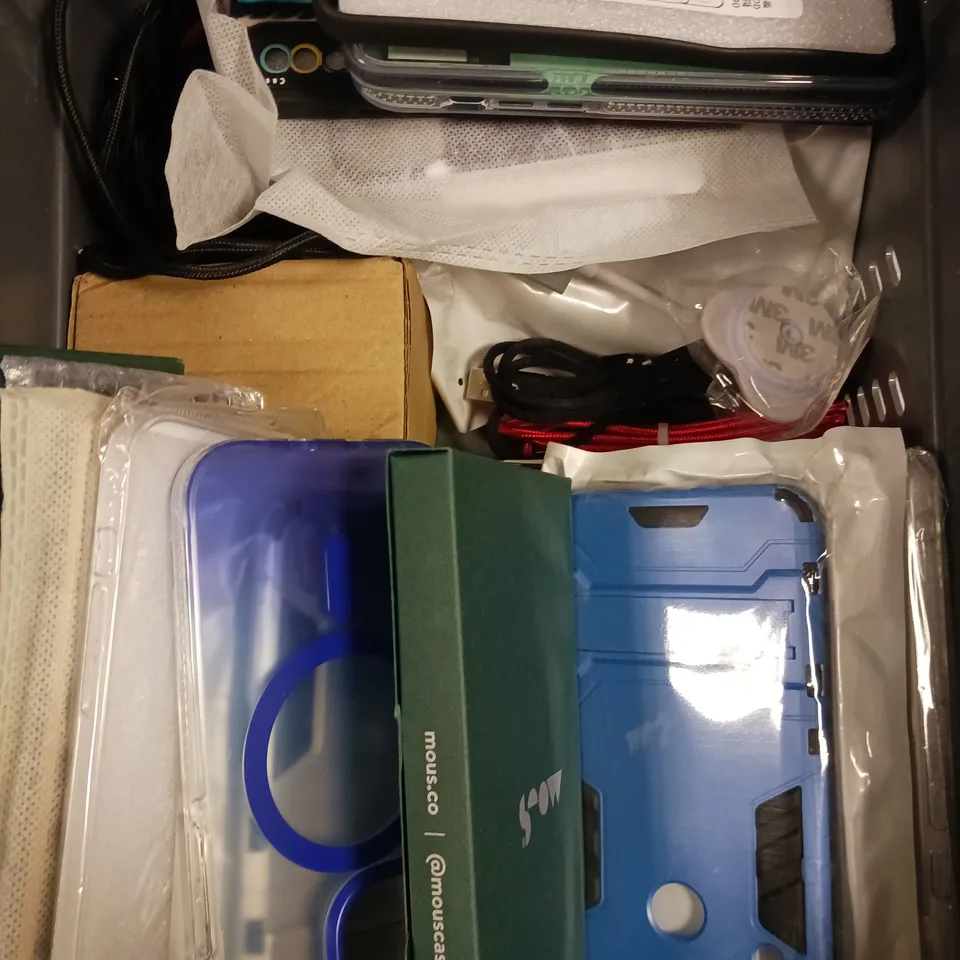 APPROXIMATELY 25 ASSORTED SMARTPHONE ACCESSORIES TO INCLUDE PROTECTIVE CASES, CHARGING CABLES, SCREEN PROTECTORS ETC 