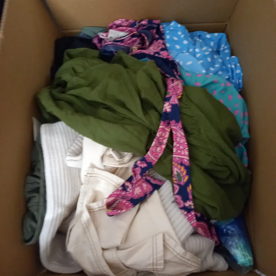 LARGE QUANTITY OF CLOTHING ITEMS TO INCLUDE DRESSES, SWEATERS, JEANS, T-SHIRTS, ETC
