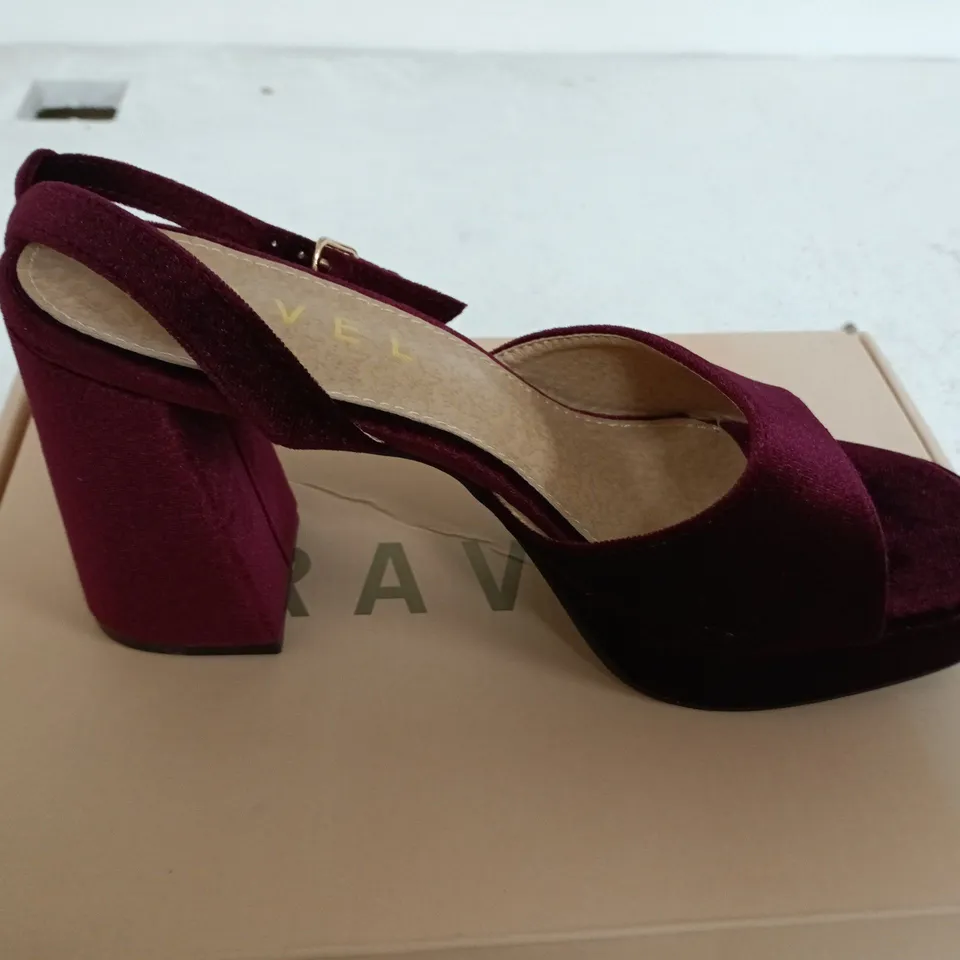 RAVEL WOMAN SURINA SANDAL SIZE 6