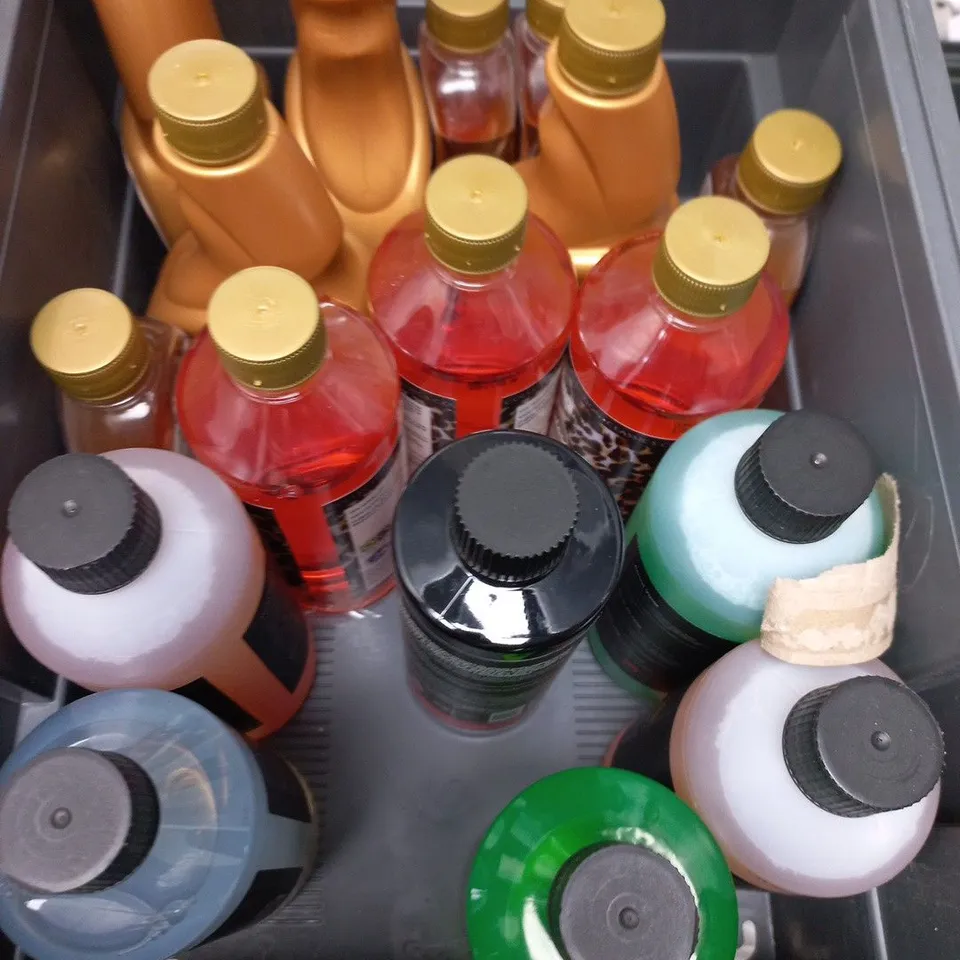 APPROXIMATELY 15 ASSORTED HOUSEHOLD LIQUIDS TO INCLUDE DOMESTOS BLEACH, FABULOSA MULTI PURPOSE CLEANER AND CANVAS CLEANER