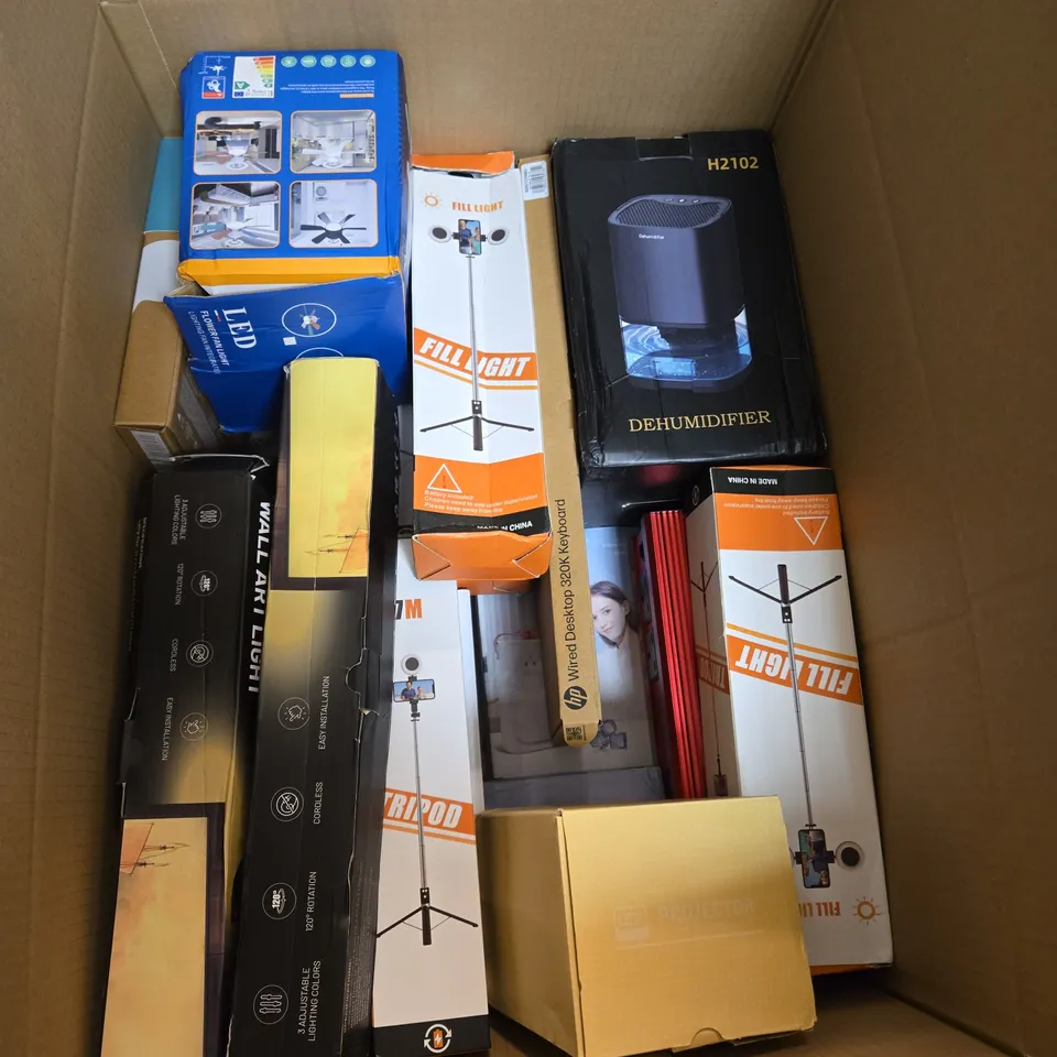 BOX OF APPROXIAMTELY 15 ASSORTED ITEMS INCLUDING PHILLPS SLEEP HEADPHONES, AN ULTRA HD PROJECTOR AND A CORDLESS WALL ART LIGHT