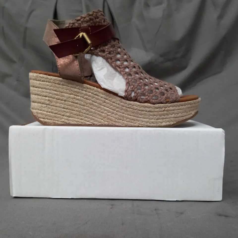 BOXED PAIR OF BLOWFISH MALIBU WEDGE SANDALS IN BRONZE SIZE 7