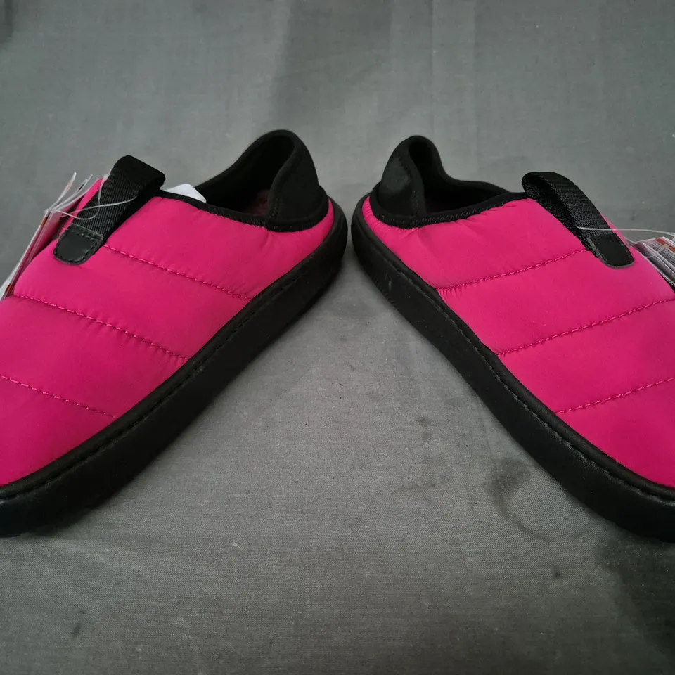 PAIR OF CROCS CLASSIC PUFF SHOES IN PINK/BLACK UK SIZE M8/W9