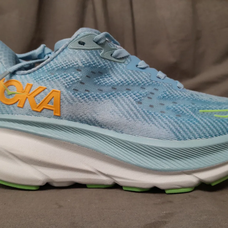 BOXED PAIR OF HOKA CLIFTON 9 SHOES IN LIGHT BLUE SIZE 3.5