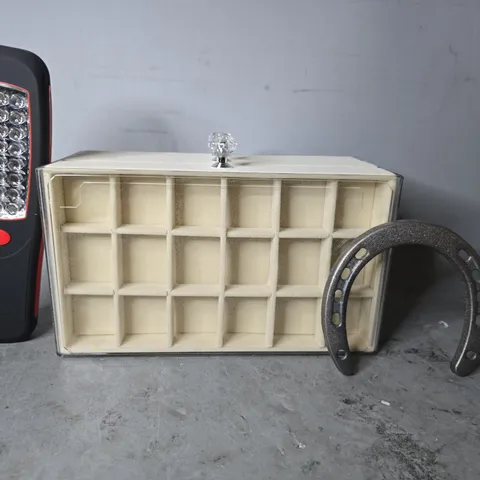APPROXIMATELY 6 ASSORTED ITEMS TO INCLUDE - JEWLLERY BOX , LIGHT , HORSE SHOE ETC