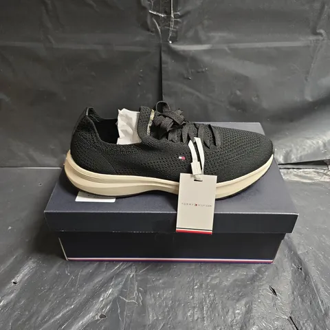 BOXED PAIR OF TOMMY HILFIGER TH KNIT RUNNER SNEAKERS – BLACK, SIZE UK 6.5