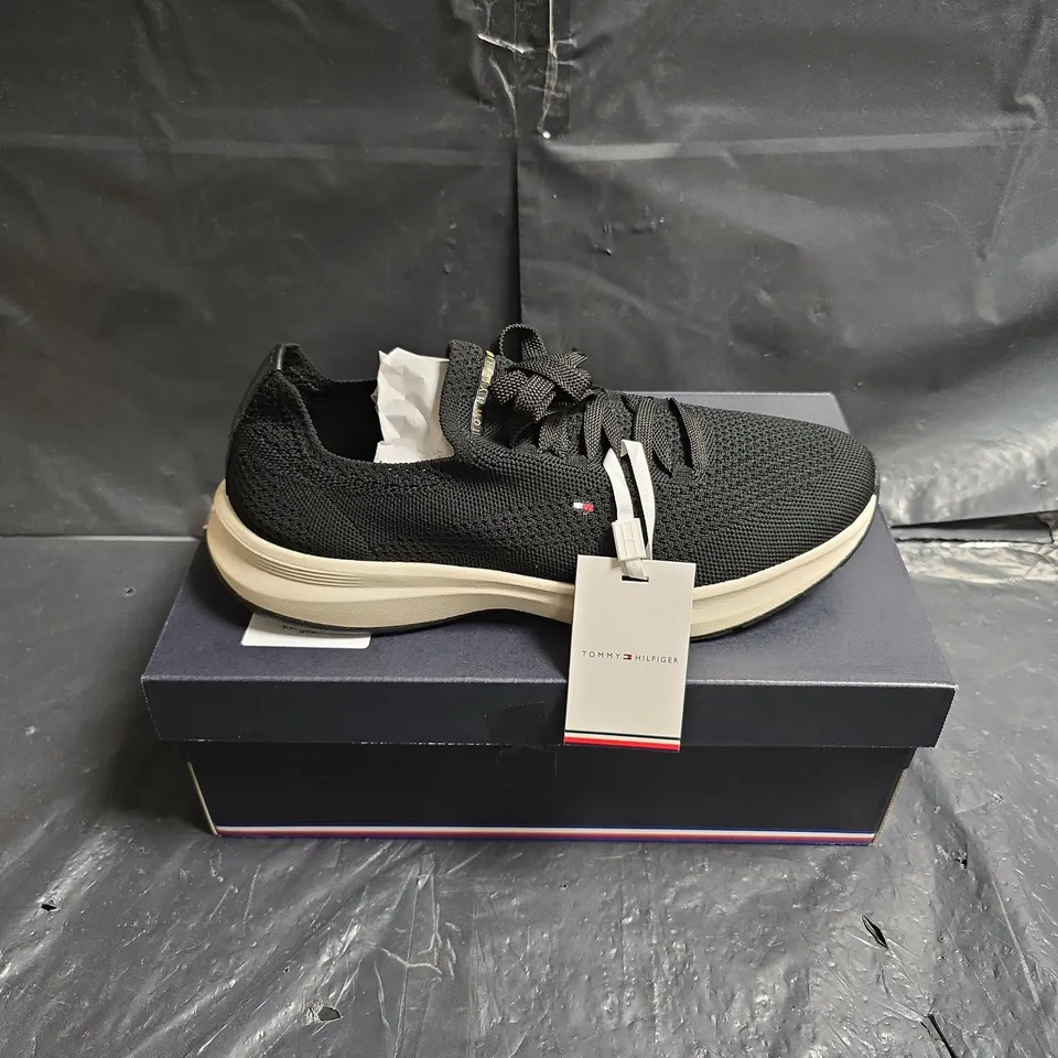 BOXED PAIR OF TOMMY HILFIGER TH KNIT RUNNER SNEAKERS – BLACK, SIZE UK 6.5