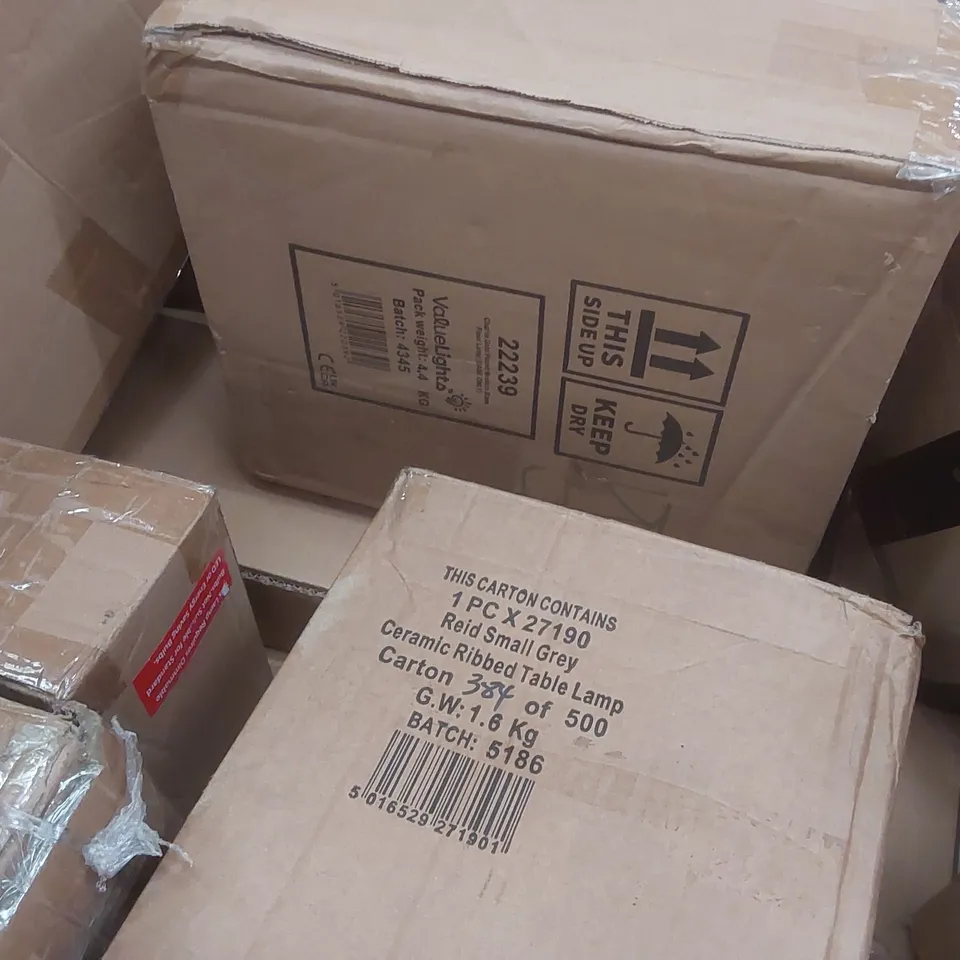PALLET CONTAINING A LARGE QUANTITY OF ASSORTED LIGHTING PRODUCTS