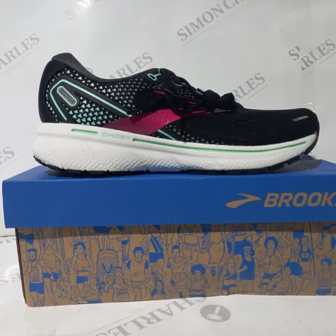 BOXED PAIR OF BROOKS GHOST 14 TRAINERS IN BLACK/PINK/CYAN UK SIZE 6