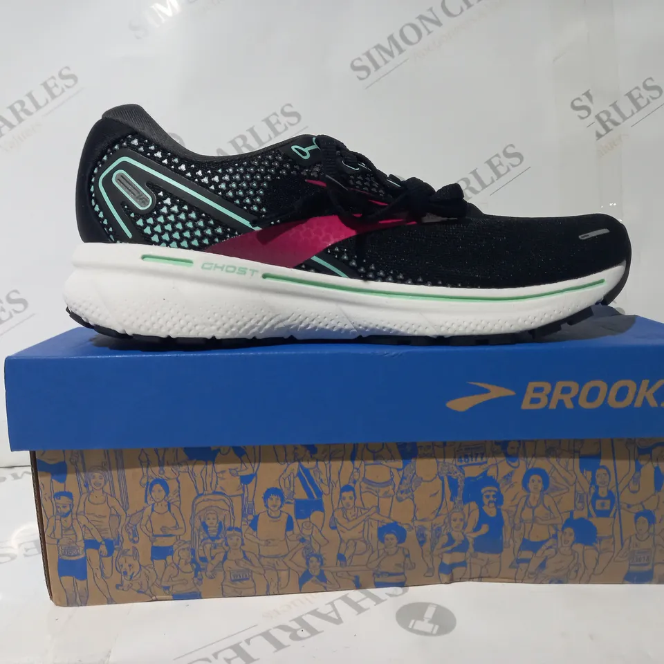 BOXED PAIR OF BROOKS GHOST 14 TRAINERS IN BLACK/PINK/CYAN UK SIZE 6