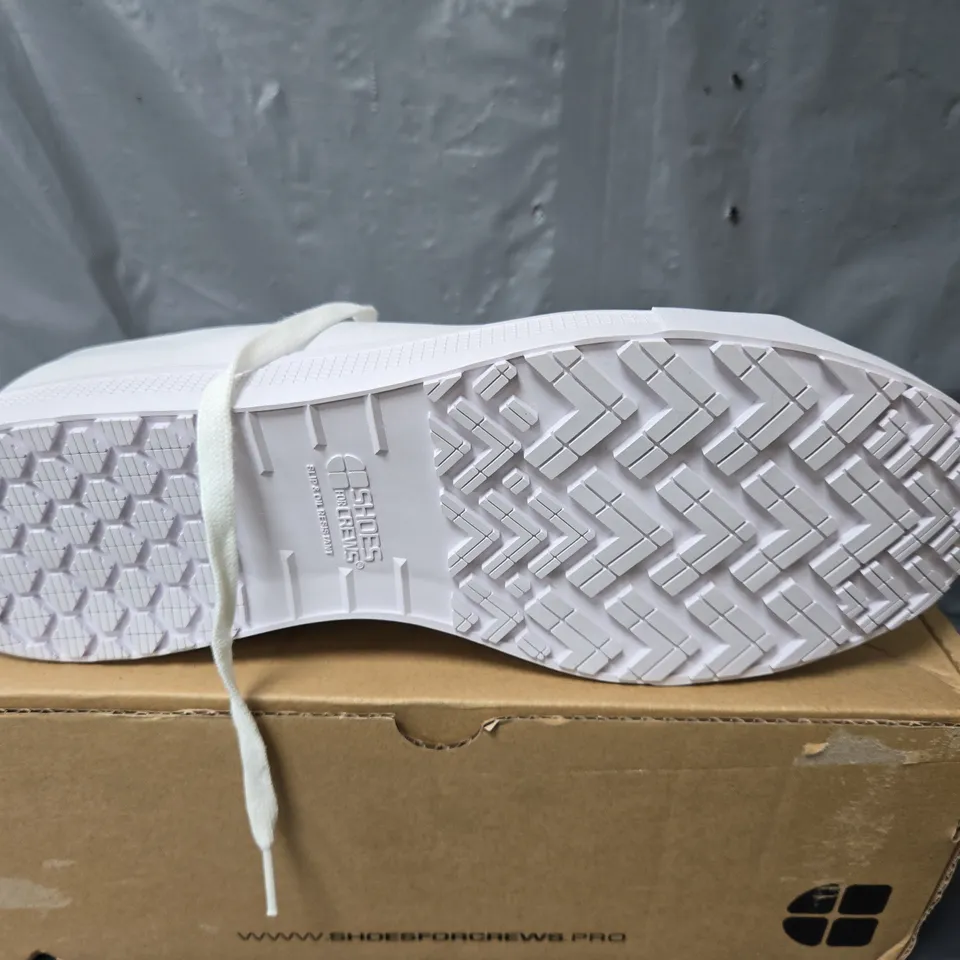 BOXED PAIR OF SHOES FOR CREWS OLD SCHOOL LOW RIDER TRAINERS IN WHITE - UK 9.5