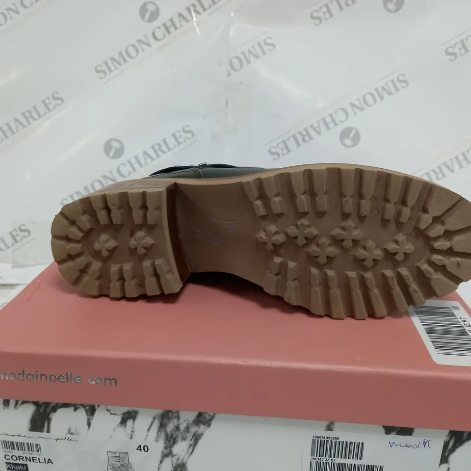 BOXED PAIR OF MODA IN PELLE CORNELIA BIKER BOOTS IN KHAKI UK SIZE 7