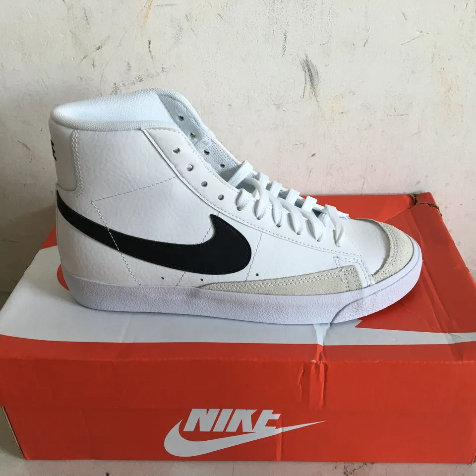 BOXED PAIR OF SIZE 5 NIKE BLAZER MID '77 (GS) TRAINERS