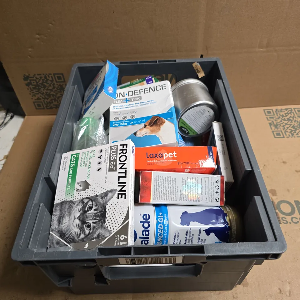 TOTE OF APPROXIMATELY 22 ASSORTED PET RELATED PRODUCTS TO INCLUDE FRONTLINE CATS/FERRETS, ON DEFENCE SMALL DOGS FLEA AND TICK ETC