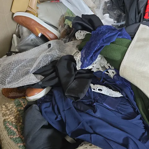 PALLET OF ASSORTED ITEMS TO INCLUDE CLOTHING & HOUSEHOLD ITEMS