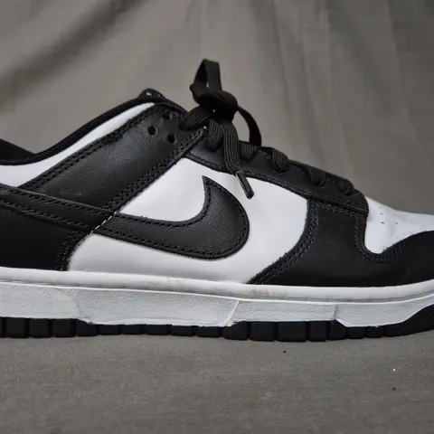 PAIR OF NIKE SHOES IN BLACK/WHITE UK SIZE 8