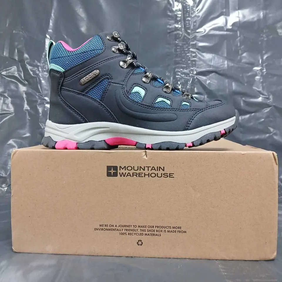 BOXED PAIR OF MOUNTAIN WAREHOUSE ADVENTURER KIDS WATERPROOF BOOTS IN NAVY SIZE UK 4