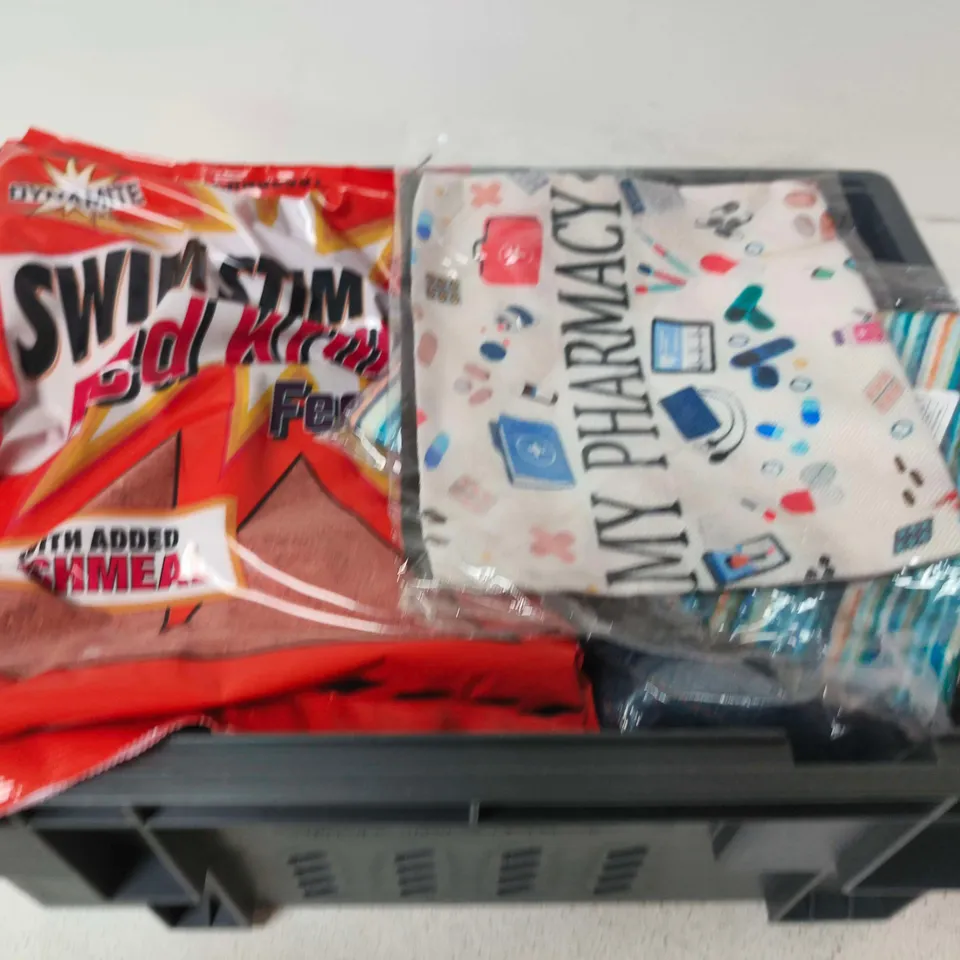 APPROXIMATELY 10 ASSORTED HOUSEHOLD PRODUCTS TO INCLUDE CARRY BAG, WEIGHT PLATES AND RED KRILL FEEDER