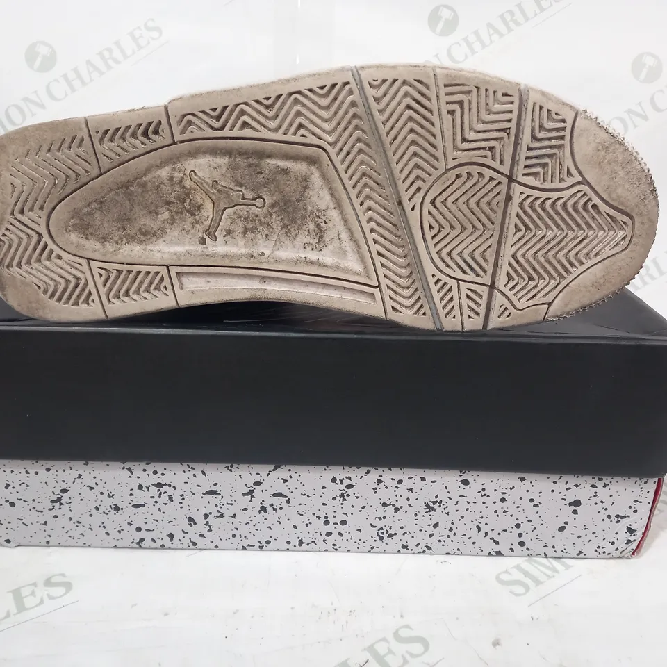 BOXED PAIR OF NIKE AIR JORDAN 4 RETRO SHOES IN WHITE UK SIZE 9.5