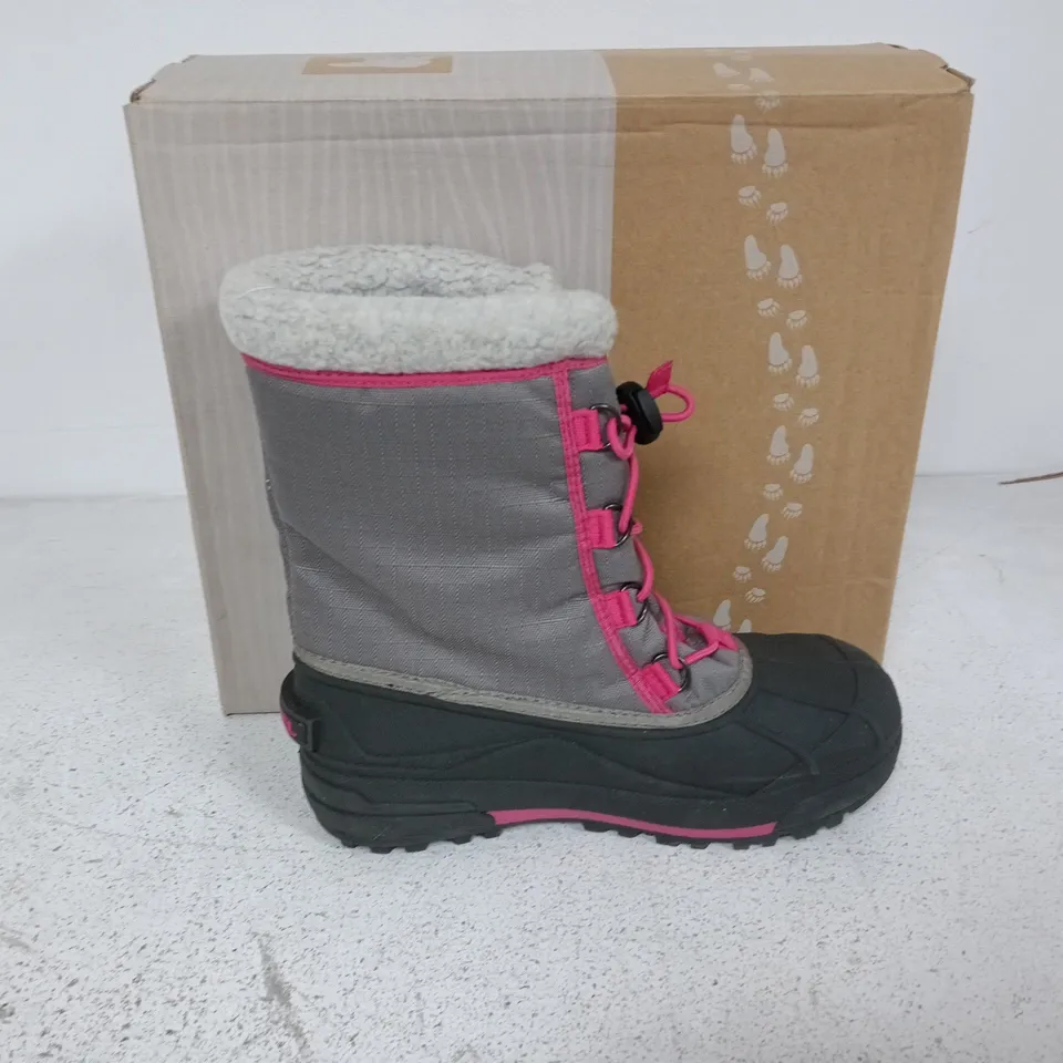 BOXED PAIR OF SOREL YOUTH CUMBERLAND 2 BOOTS IN LIGHT GREY/PINK - UK 5.5