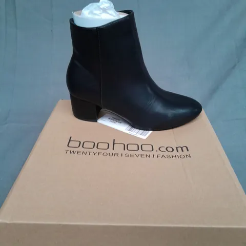 BOXED PAIR OF BOOHOOMAN BASIC BLOCK HEEL SHOE BOOT BLACK SIZE 4