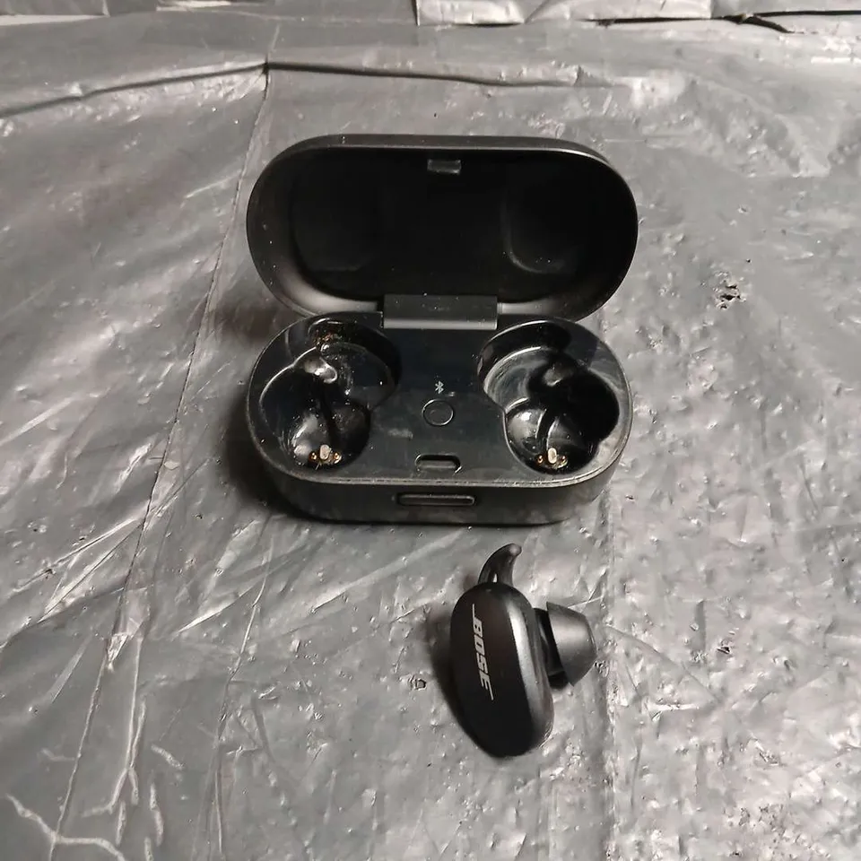 BOSE WIRELESS EARBUD IN CHARGING CASE - BLACK - ONLY ONE EARBUD