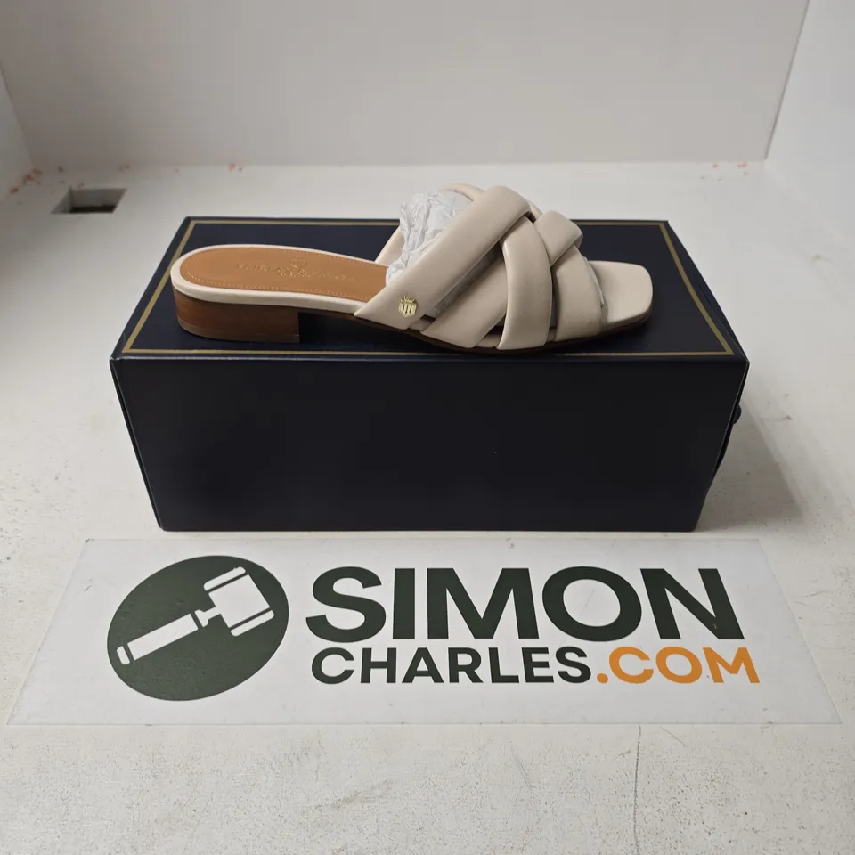 BOXED PAIR OF FAIRFAX & FAVOUR WOMENS EBURY SANDALS IN STONE LEATHER - UK 6