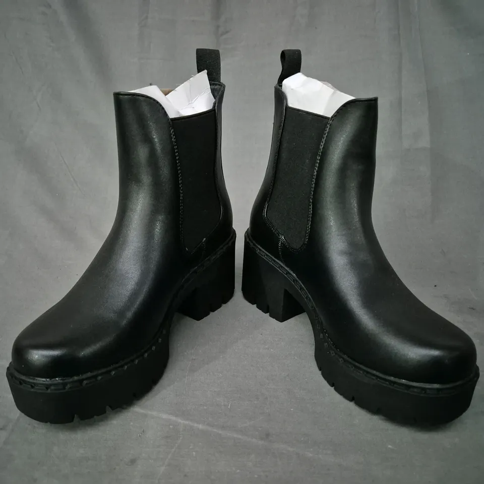 BOXED PAIR OF KOI ORSON SWITCH CHELSEA BOOTS IN BLACK UK SIZE 3