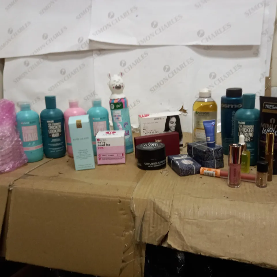APROXIMATELY 20 BEAUTY PRODUCTS INCLUDING DOLAR SHAVE CLUB, TRESEMME, HAIRBURST ETC