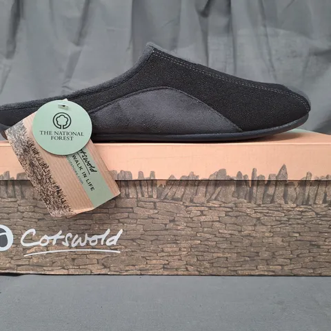 BOXED PAIR OF COTSWOLD WESTWELL SLIPPERS IN BLACK EU SIZE 45