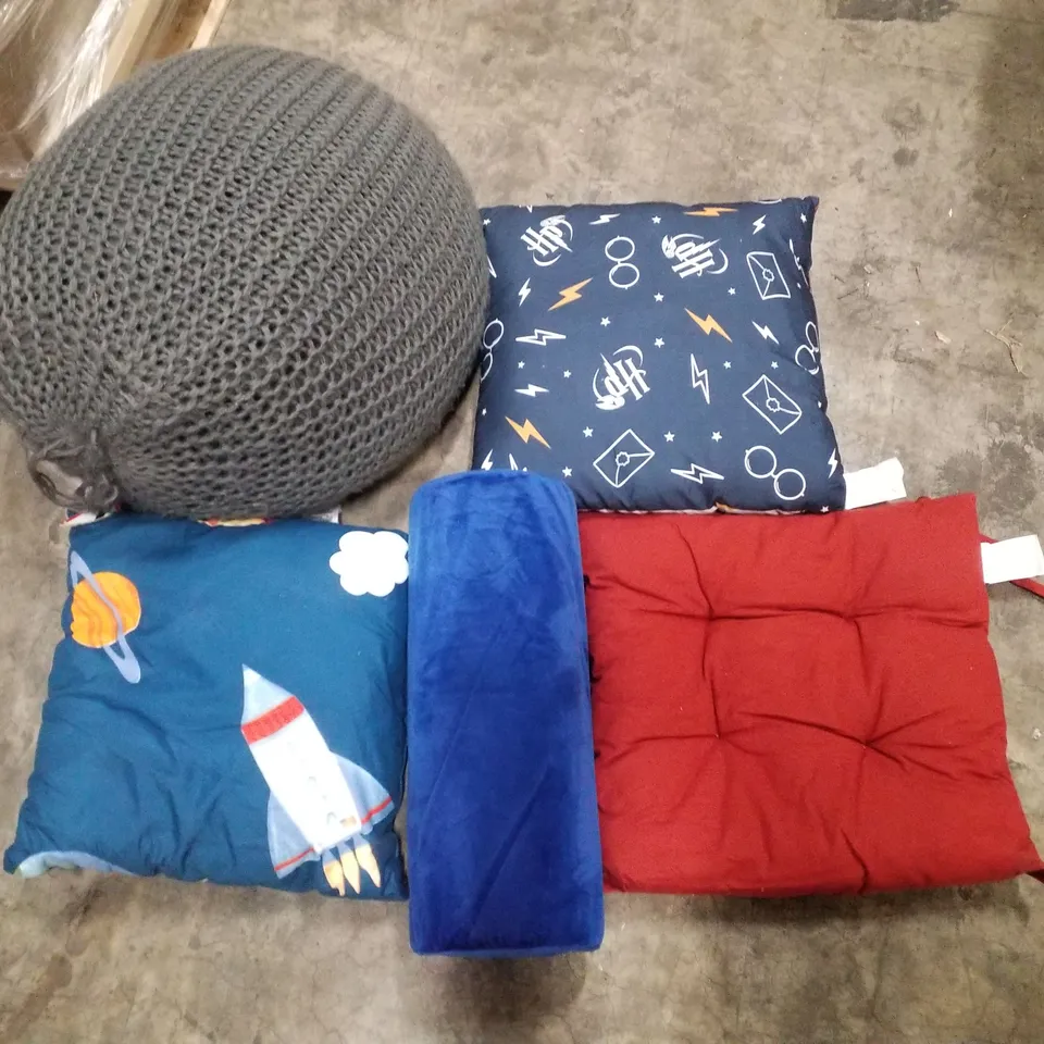 PALLET CONTAINING ASSORTED CUSHIONS & BEAN BAGS