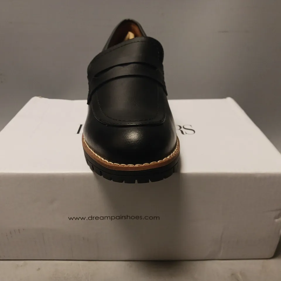 BOXED PAIR OF DREAM PAIRS LOW HEEL LOAFERS IN BLACK UK SIZE 6