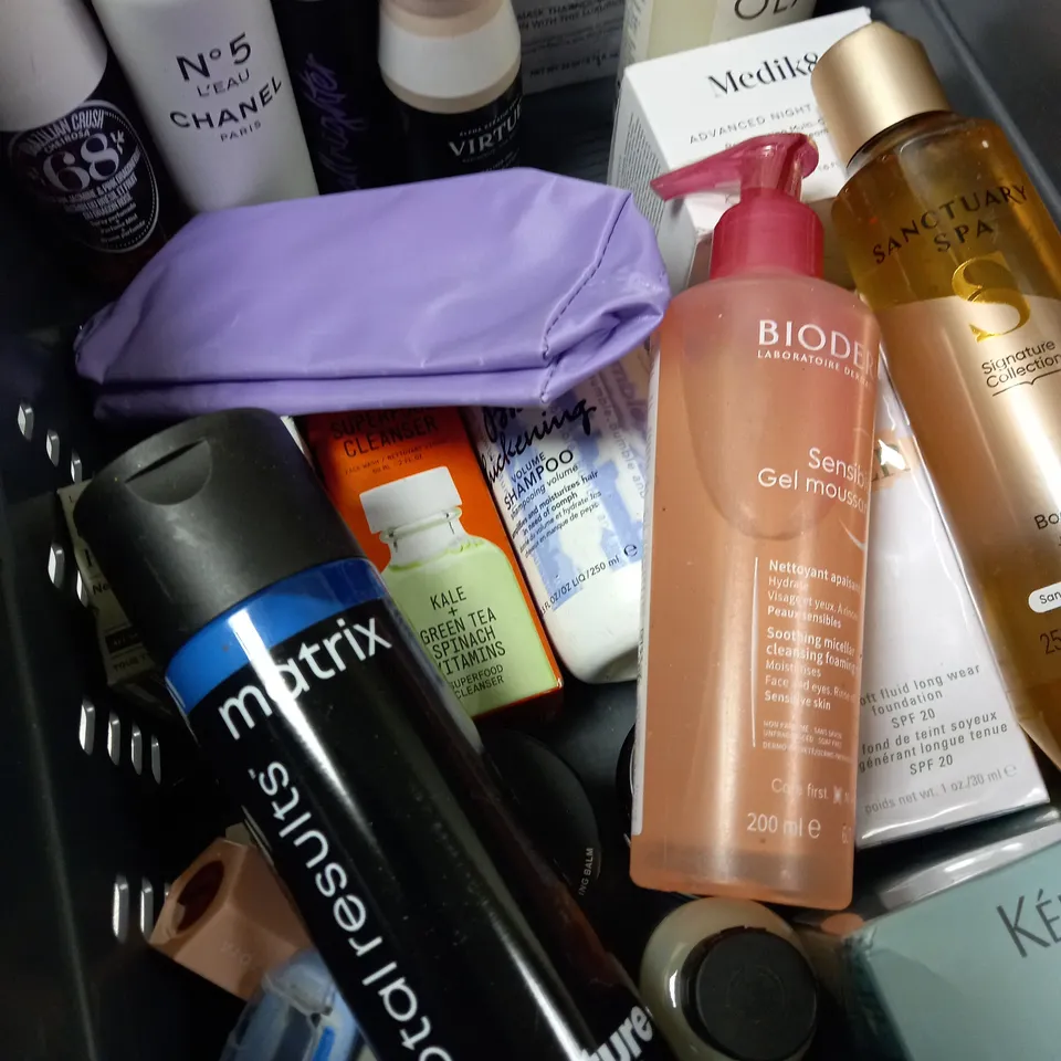ASSORTMENT OF PREMIUM HAIRCARE/SKINCARE/MAKEUP APPROX. 25 ITEMS 