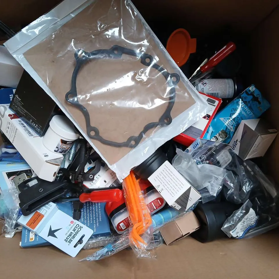 BOX OF ASSORTED CAR ITEMS TO INCLUDE - TOOLS - BOLTS / COLLECTION ONLY 