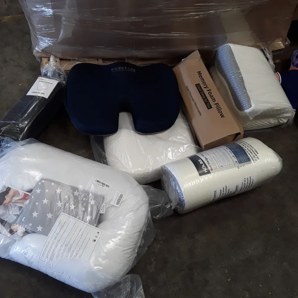 PALLET OF ASSORTED ITEMS TO INCLUDE: MEMORY FOAM PILLOW, CHELSEA CUSHION, BED WEDGE PILLOW ETC