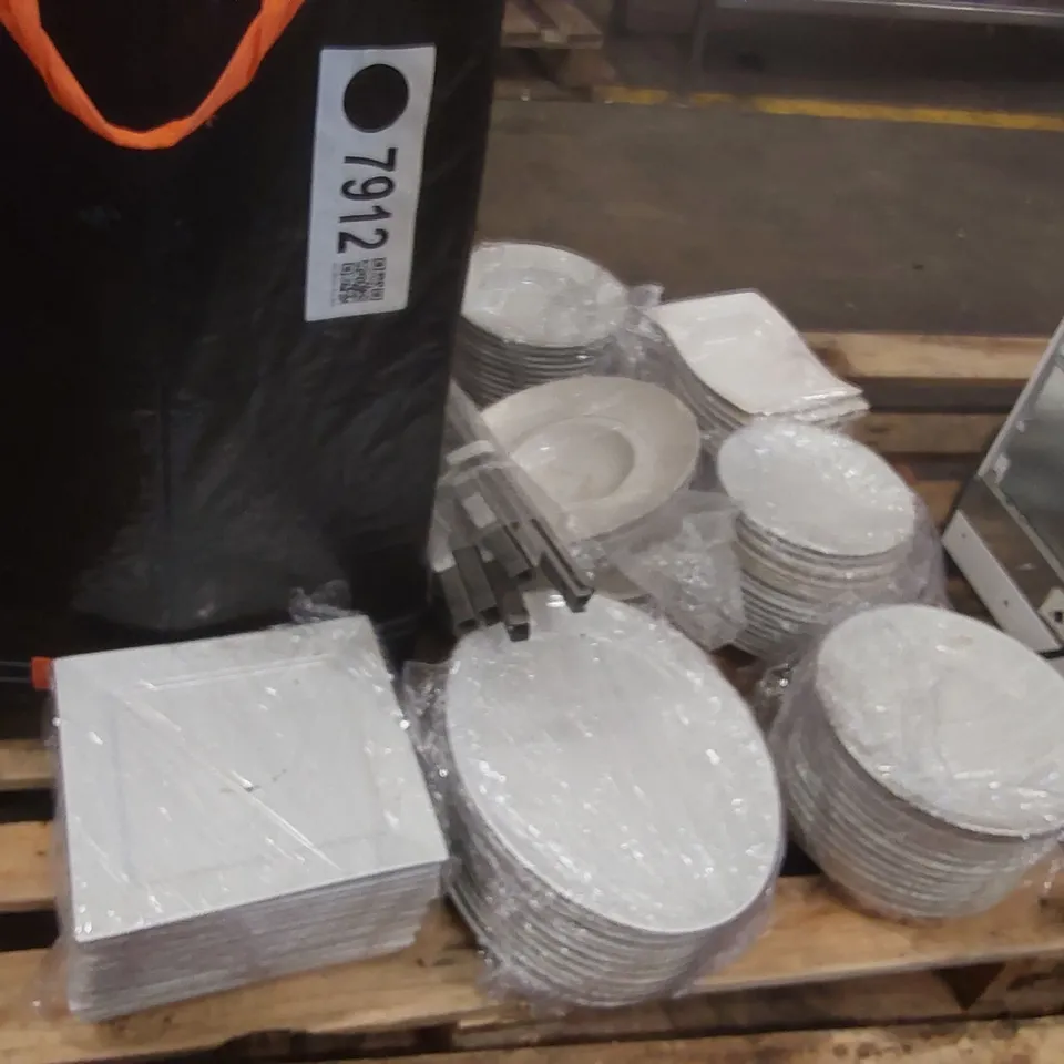 PALLET CONTAINING A LARGE QUANTITY OF ASSORTED DINNERWARE INCLUDING PLATES, BOWLS ECT