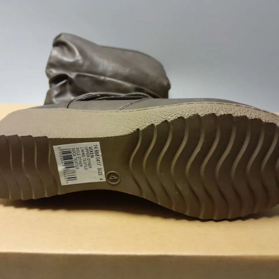 7 BOXED STRAP AND ROUCHE WEDGE HIGH LEG VIXEN BOOTS IN BROWN - SIZE 4