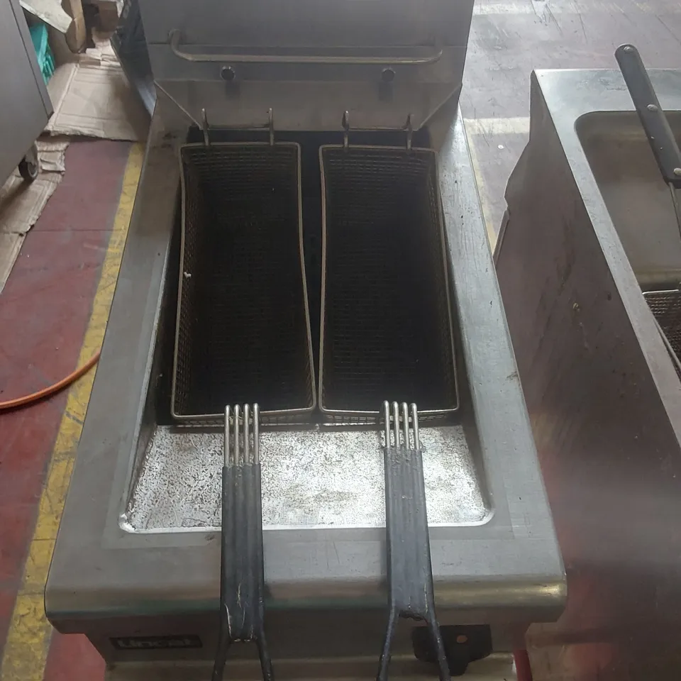 LINCAT OPUS 700 OG7106/N IS A 16-LITRE FREESTANDING COMMERCIAL NATURAL GAS FRYER