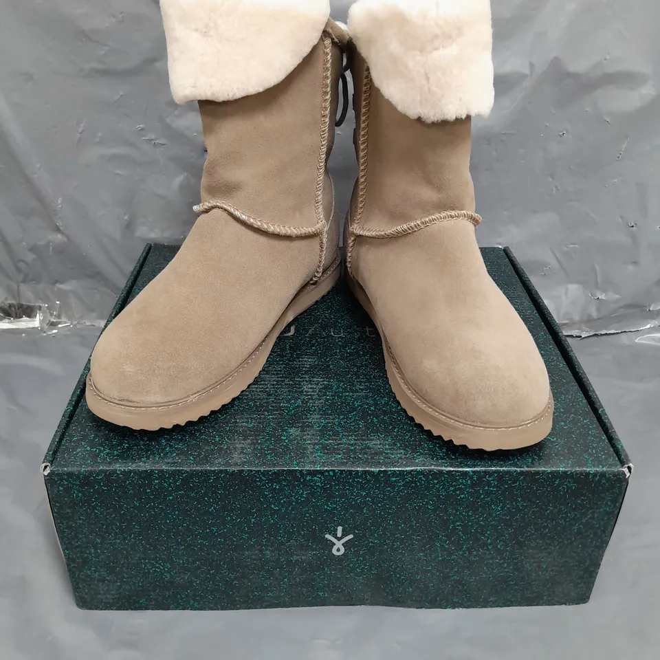 BOXED PAIR OF EMU AUSTRALIA BOOTS IN MUSHROOM SIZE 7