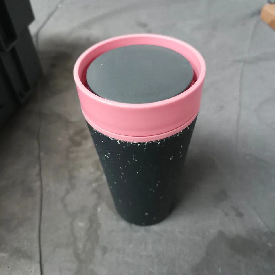 TOTE OF APPROXIMATELY 13 ASSORTED ITEMS TO INCLUDE: CIRCULAR & CO TRAVEL MUG 