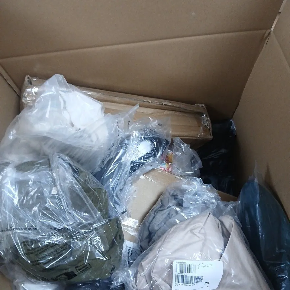 BOX OF APPROXIMATELY 20 ASSORTED HOUSEHOLD ITEMS TO INCLUDE BEDDING, CLOTHING ETC