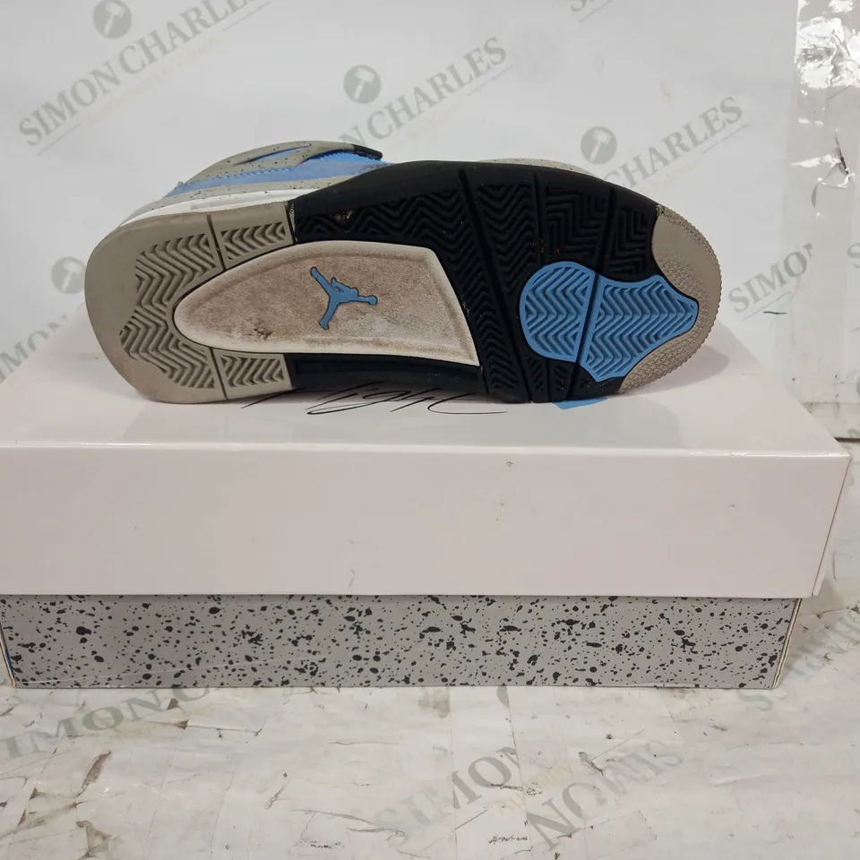 BOXED PAIR OF AIR JORDAN 4 RETRO SHOES IN BLUE/GREY UK SIZE 6
