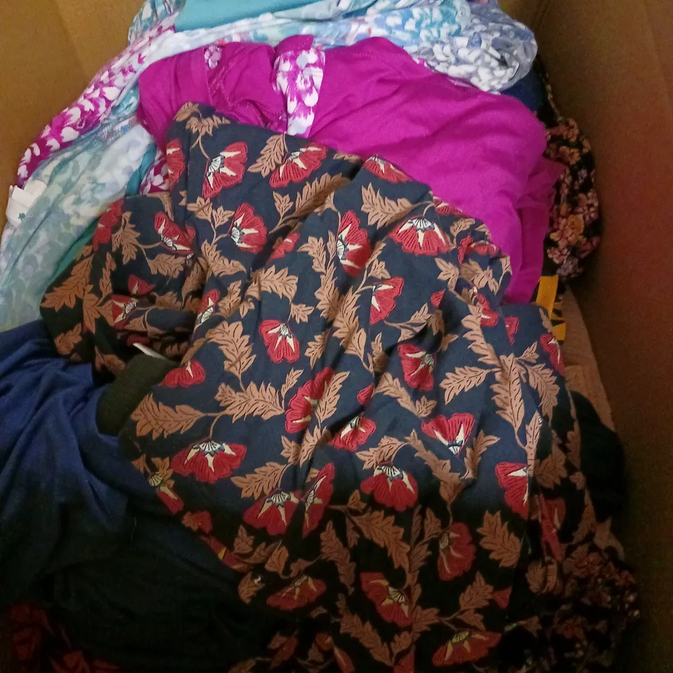 BOX OF APPROXIMATELY 10 ASSORTED CLOTHING AND FASHION ITEMS IN VARIOUS STYLES, SIZES, AND COLOURS / COLLECTION ONLY 