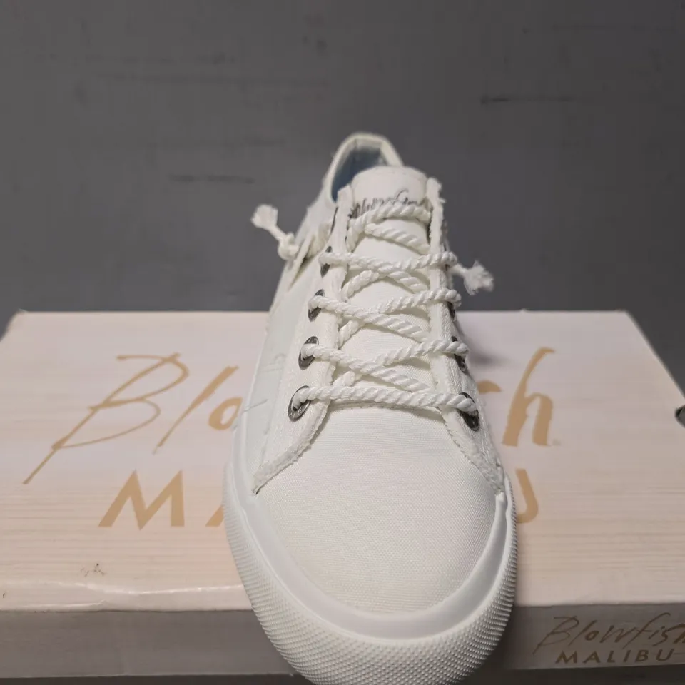 BLOWFISH MALIBU MARTINA TRAINERS NEWPORT IN OFF WHITE - SIZE 4