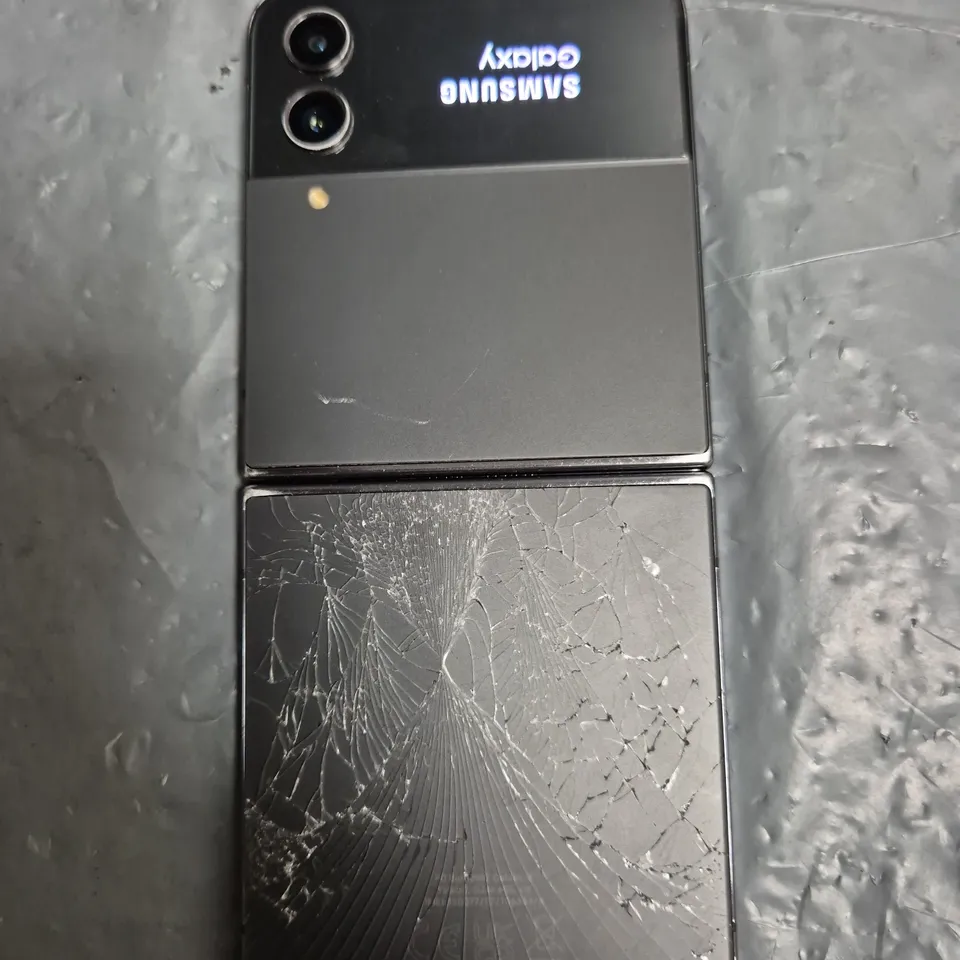 SAMSUNG GALAXY FLIP PHONE 