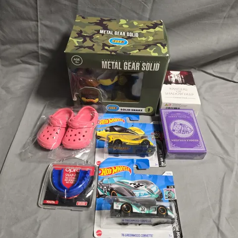 TOTE OF APPROXIMATELY 10 ASSORTED TOYS AND GAMES TO INCLUDE HOT WHEELS, CARD GAMES AND MOUTH GUARDS